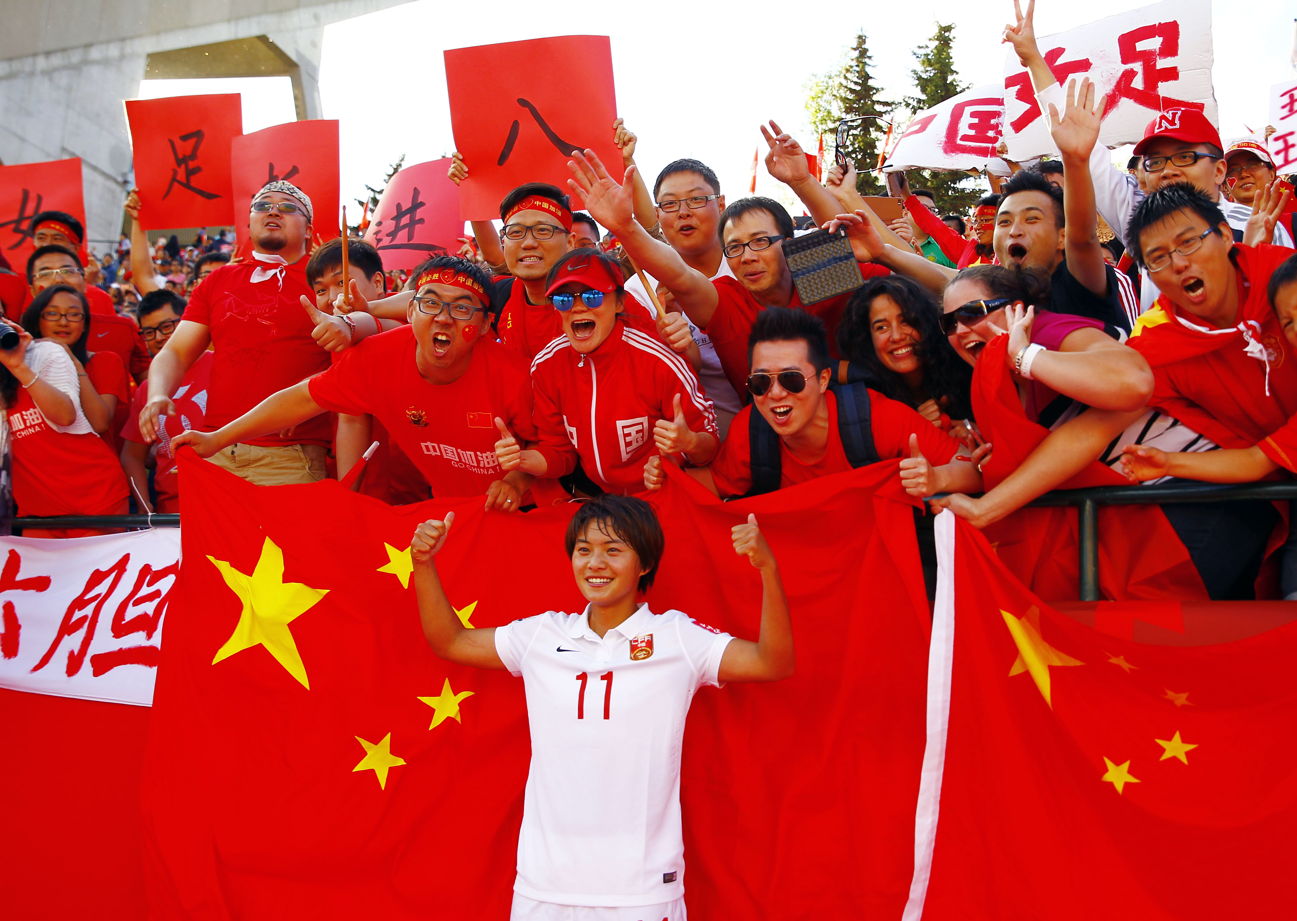 中国女足在比赛中展现出色表现，获得胜利的简单介绍