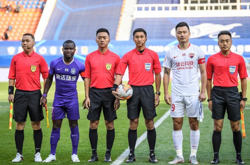 包含队长受伤却仍坚持比赛，为团队拼尽全力，精神感人的词条