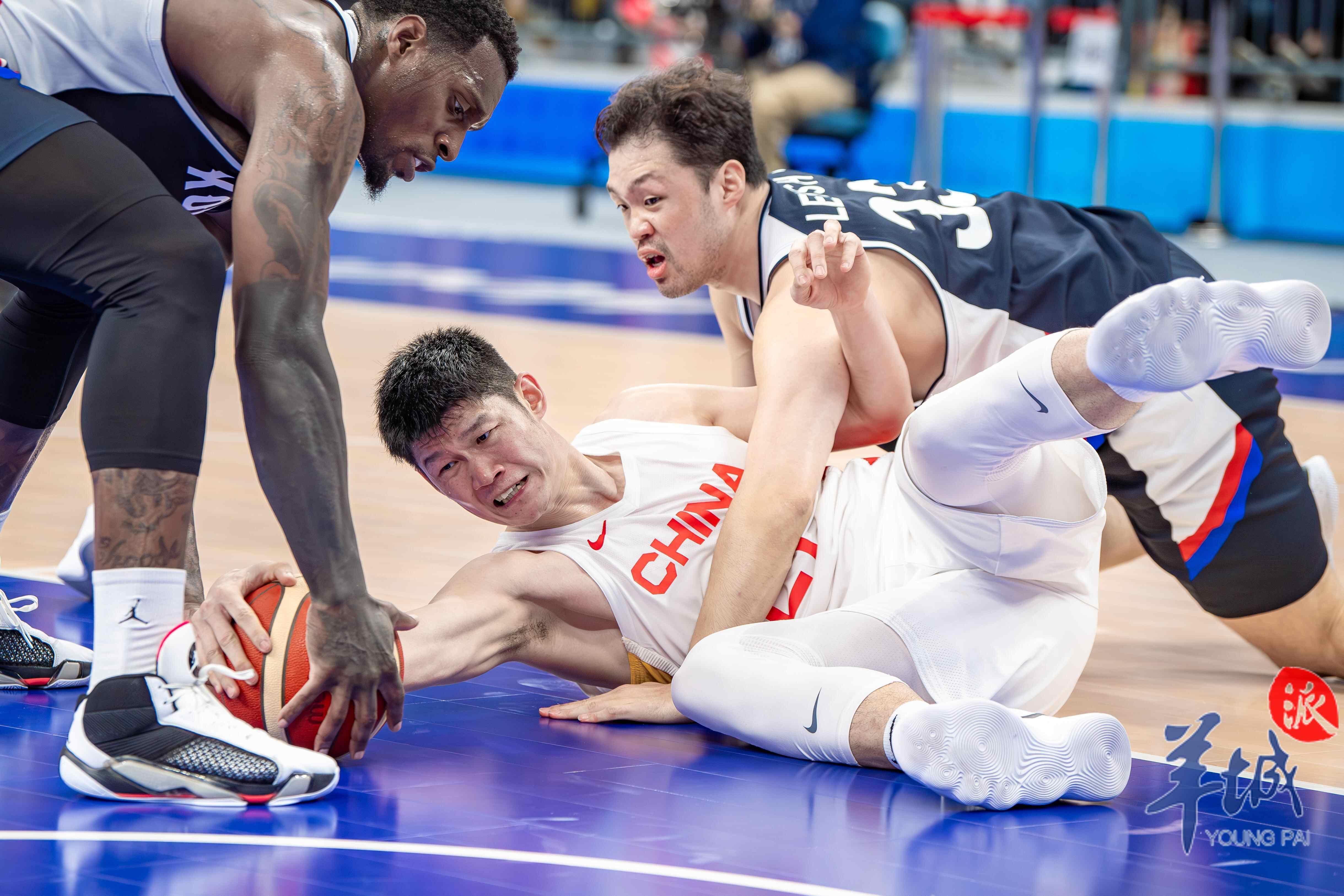 公牛球星三分绝杀，全场观众热烈欢呼，朋友市场之间一次.